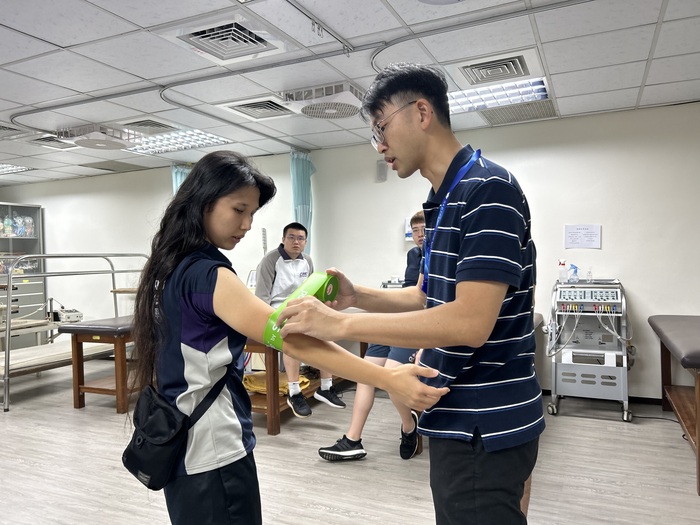 本校運動防護中心張主任協助中大醫學院訪問團員體驗運動防護中心設施與技術