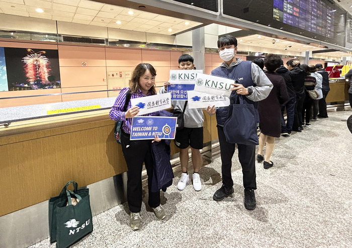 本校射箭隊同學至機場迎接韓體大射箭隊的到來，展現無比的熱情和友誼。