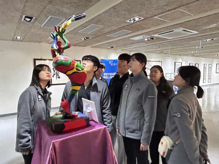 韓體大射箭隊同學參觀本校體博館，深受館內收藏吸引。