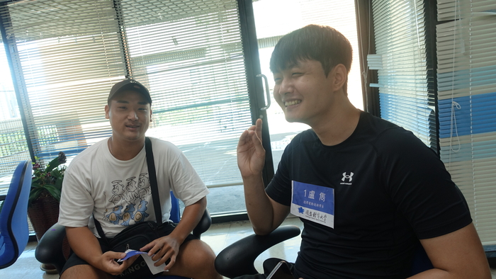 餐敍交流中，談話聲與歡笑聲不斷