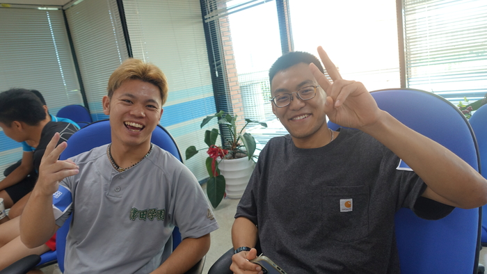 餐敍交流中，談話聲與歡笑聲不斷