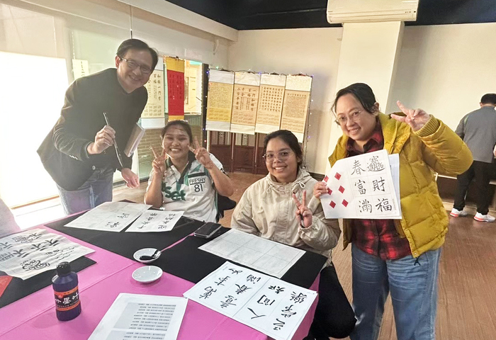 參加寫春聯活動,體驗臺灣傳統文化,感受濃厚的新年氛圍