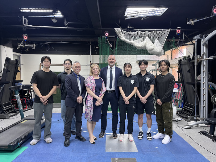 黃啟彰研發長帶領Koper學者參觀運動科學研究所實驗室,親身體驗最新設備圖片