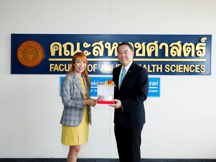泰國國立法政大學副校長Siripatra Patchanee博士致贈本校邱炳坤校長（右）紀念品