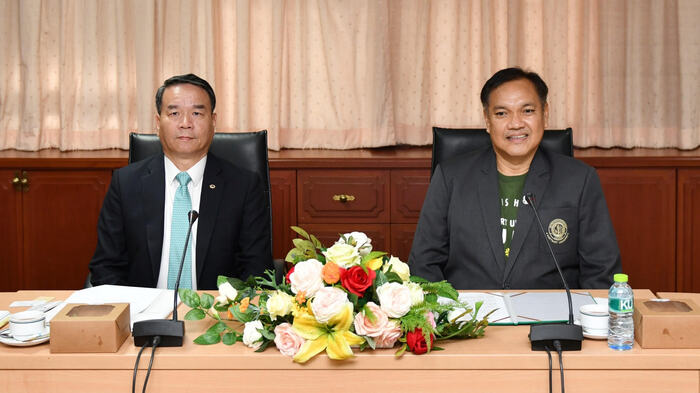 邱炳坤校長（左）與泰國農業大學校長Chongrak Wachrinrat博士面會討論深化兩校合作事宜