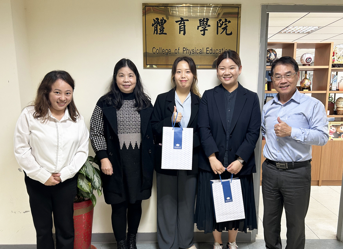 姊妹校代表團拜會體育學院的黃永旺院長以及體育推廣學系的李秀華主任，進行了一場深入而熱烈的座談